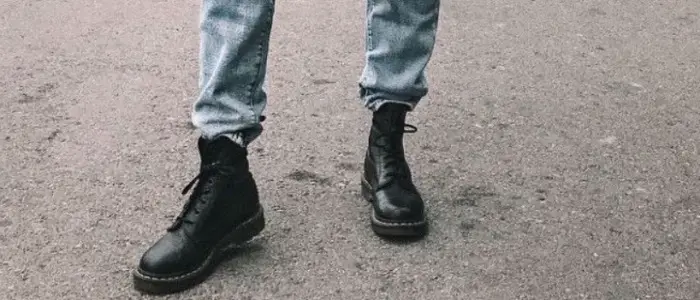 wearing mom jeans with boots